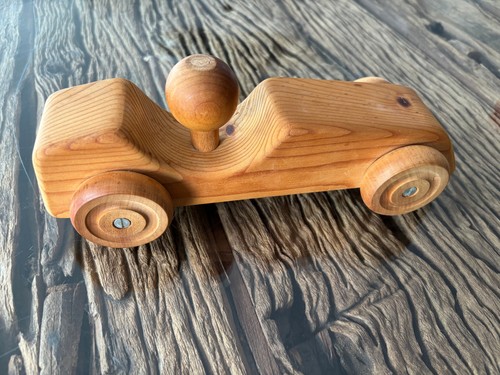 Holzspielzeugauto